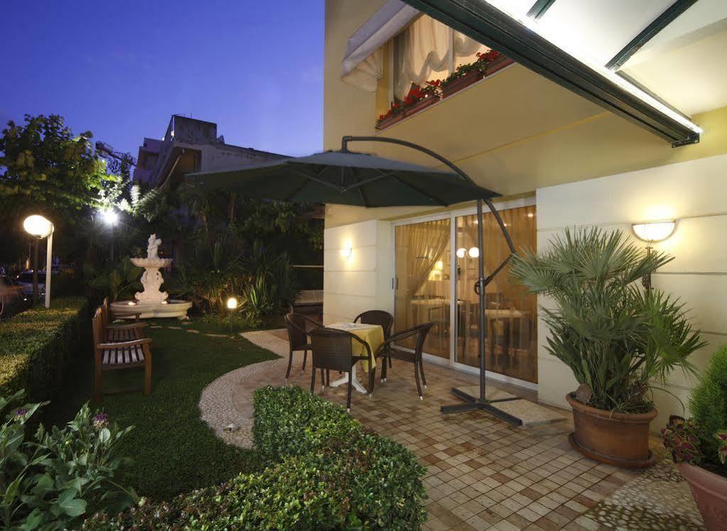Hotel Houston Rímini Exterior foto